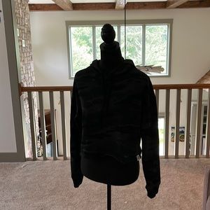 Black camo cropped hoodie